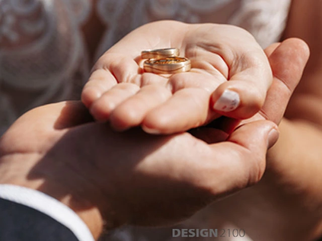 Eheringe-Wellengravur-Brautpaar-