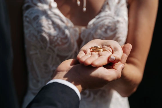 Eheringe-Wellengravur-Hochzeitsbild